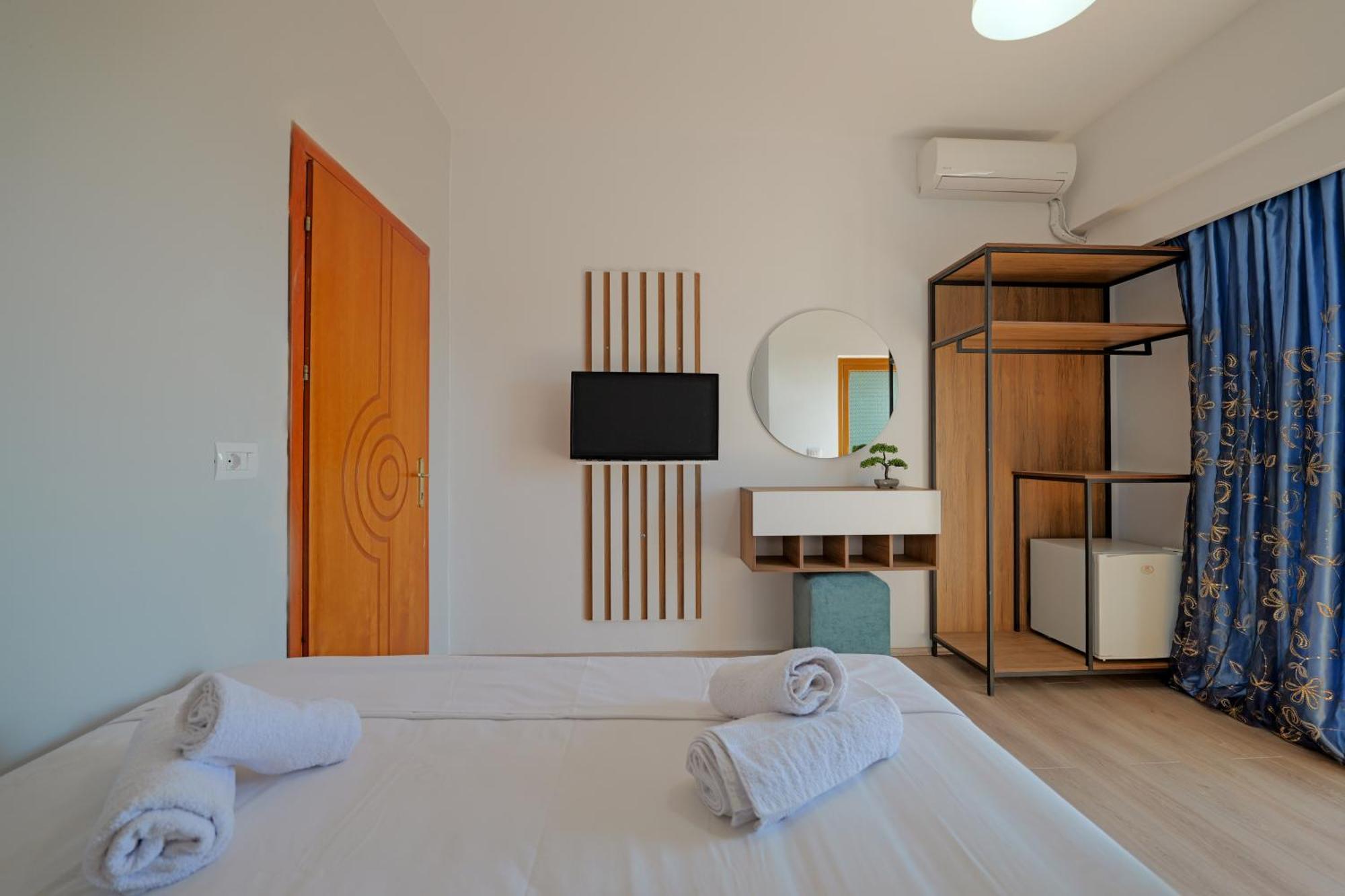 Hotel Holiday Саранда Экстерьер фото